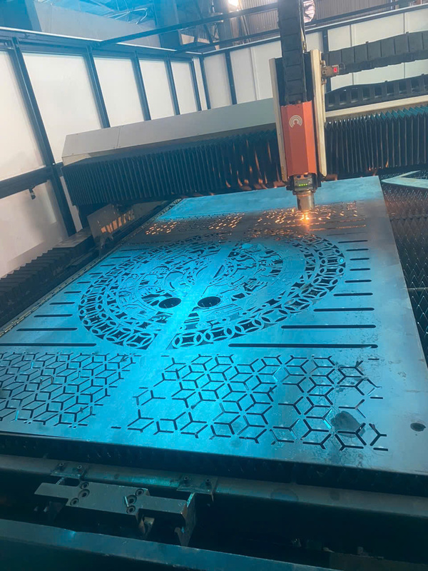 Gia công thép tấm bằng máy laser công suất lớn